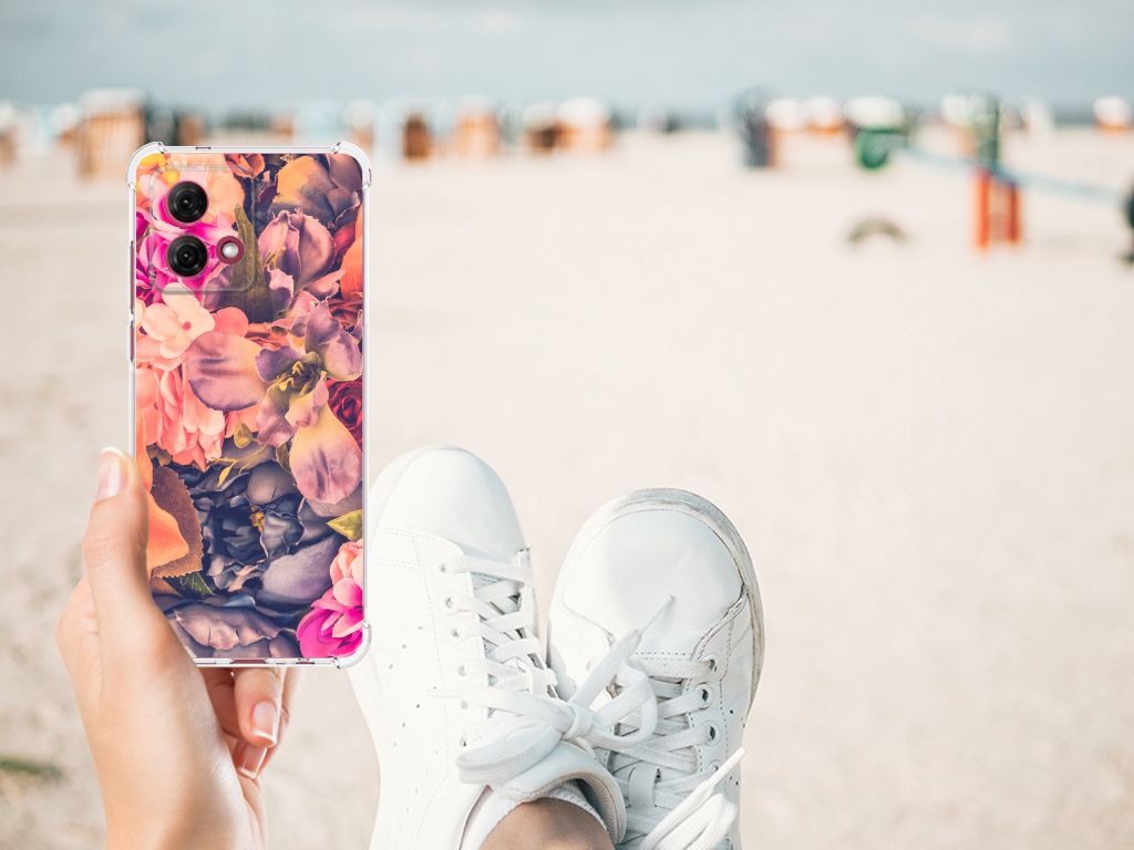 Motorola Moto G84 Case Bosje Bloemen design achteraanzicht op het strand met sneaker