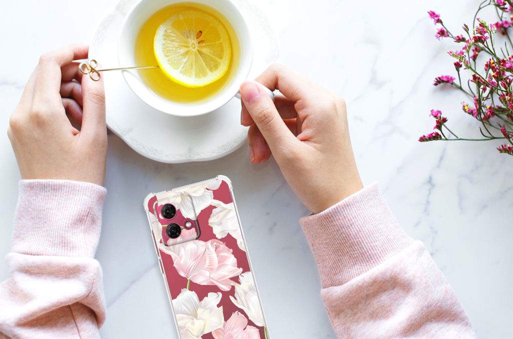 Motorola Moto G84 Case Lovely Flowers hand theekopje vlak