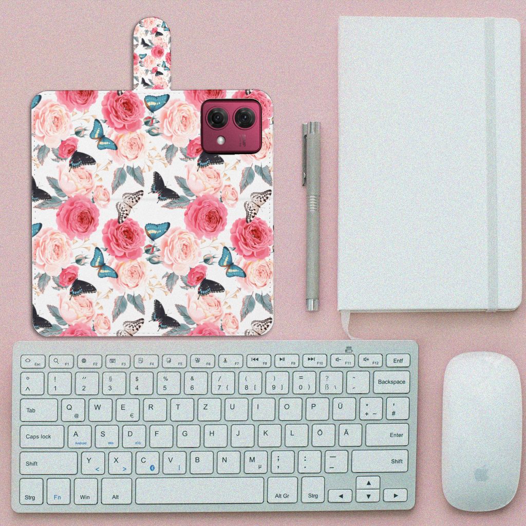 Motorola Moto G84 Hoesje Butterfly Roses op een bureau met een toetsenbord en notitieboekje. 🌸