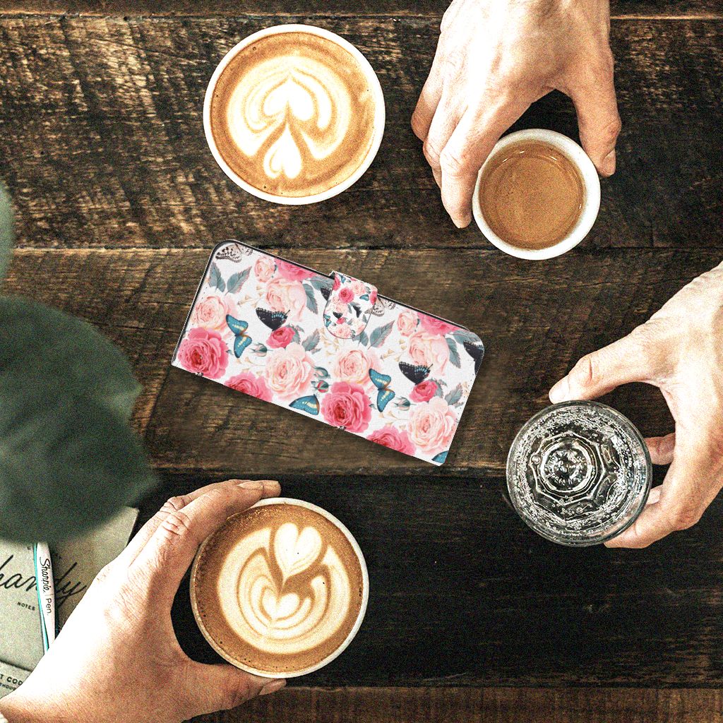 Motorola Moto G84 Hoesje Butterfly Roses met romantische rozen en vlinders, ideaal cadeau voor elke smartphone.