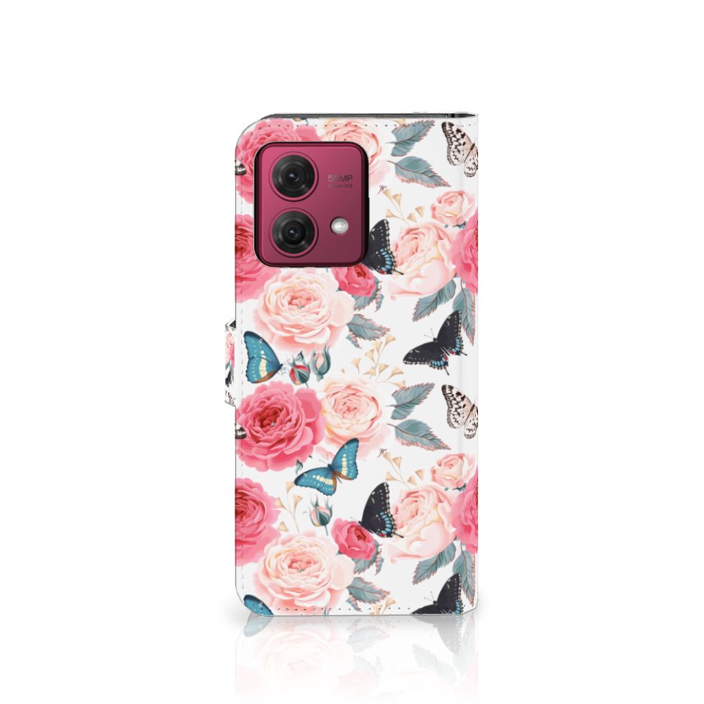 Motorola Moto G84 Hoesje Butterfly Roses met rozen en vlinders voor bescherming en uitstraling. 🎁