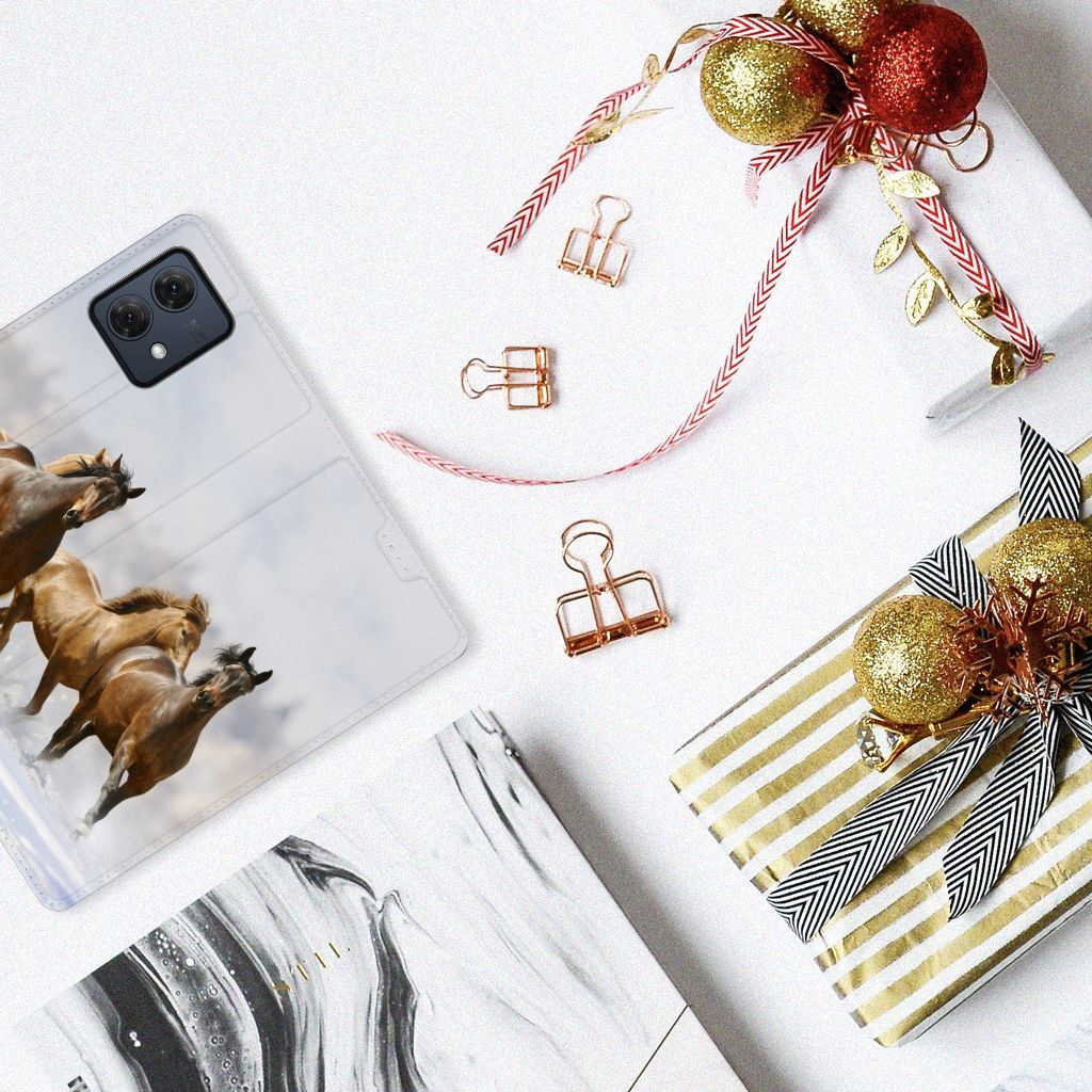 Motorola Moto G84 Hoesje maken Paarden met paardenprint als feestelijke decor.