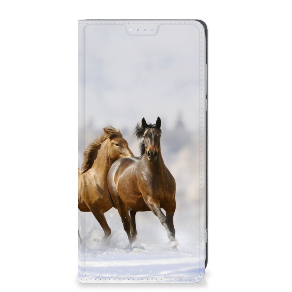 Motorola Moto G84 Hoesje maken Paarden met afbeelding van rennende paarden in sneeuwachtige omgeving.