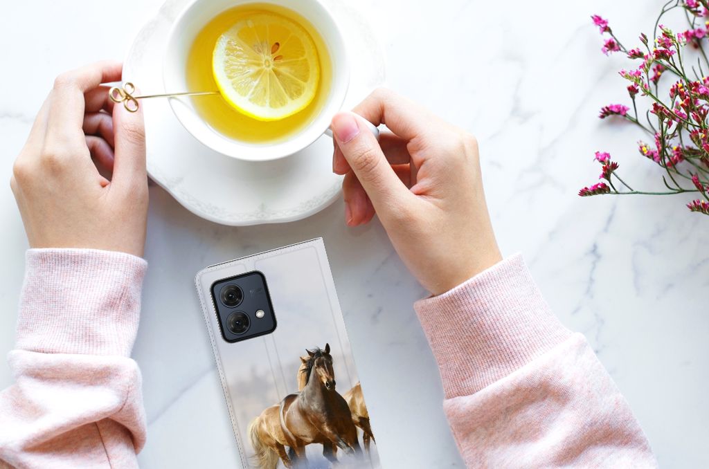 Motorola Moto G84 Hoesje maken Paarden met elegante paardenprint en een warm drankje