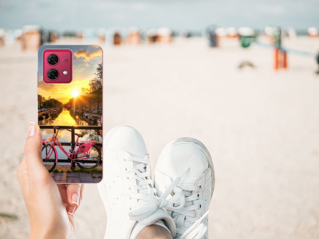 Motorola Moto G84 Siliconen Back Cover Amsterdamse Grachten hand met sneakers strand achtergrond