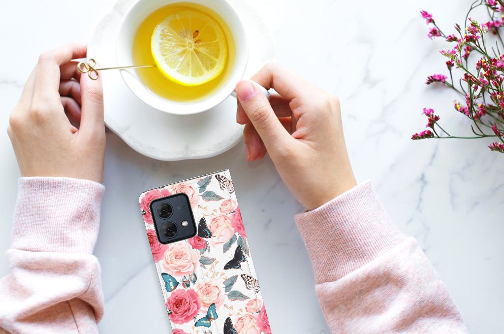 Motorola Moto G84 Smart Cover Butterfly Roses smartphone met bloemen design en handen met thee