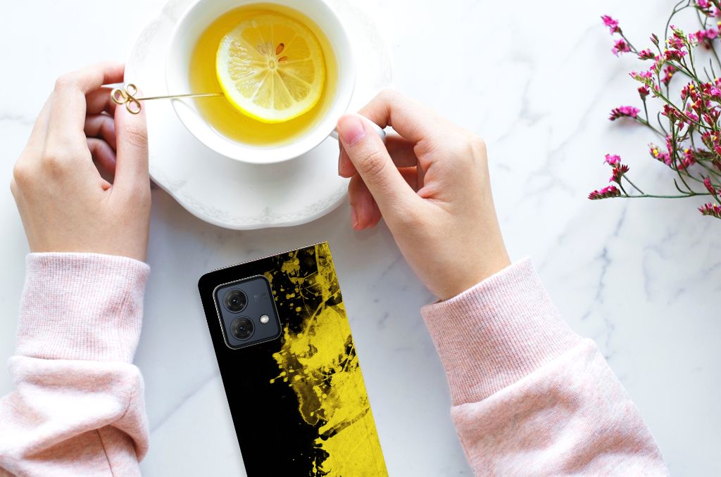 Motorola Moto G84 Standcase België design hoesje handen thee citroen