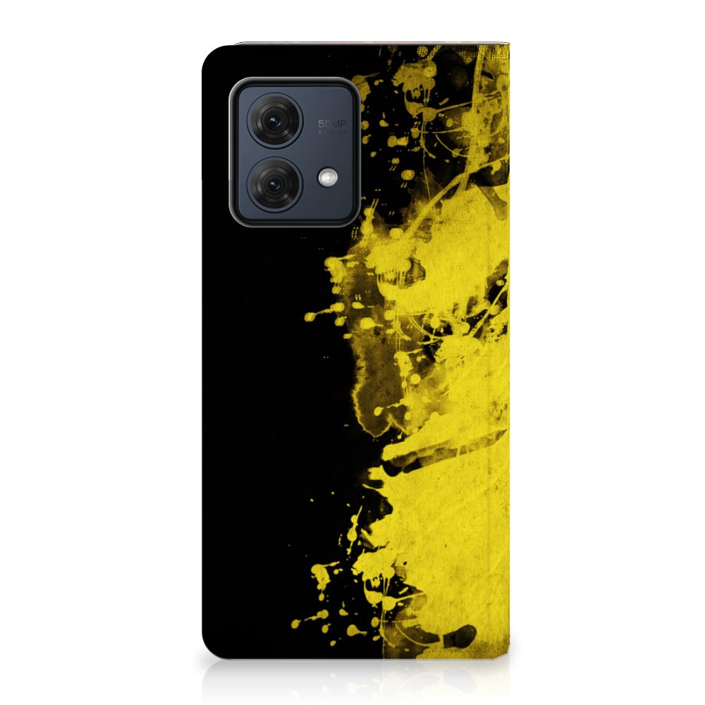 Motorola Moto G84 Standcase België design geel zwart aanzicht