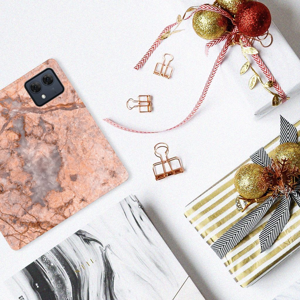 Motorola Moto G84 Standcase Marmer Oranje op een tafel met cadeaus en versieringen 🎁