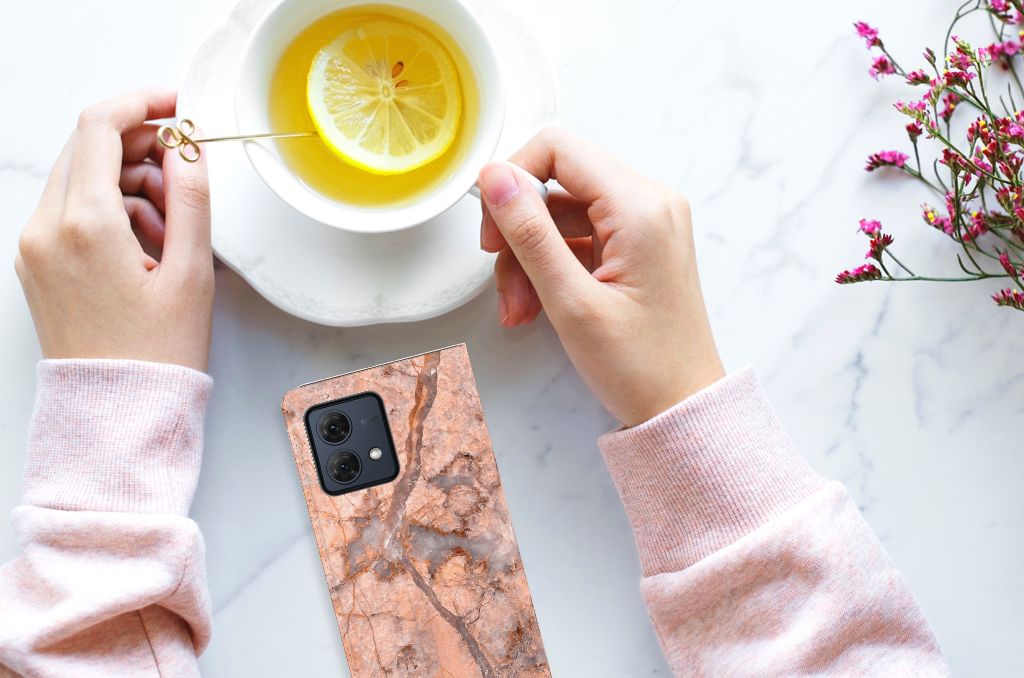 Stijlvolle Motorola Moto G84 Standcase Marmer Oranje met een drankje, perfect als cadeau voor bescherming en uitstraling.