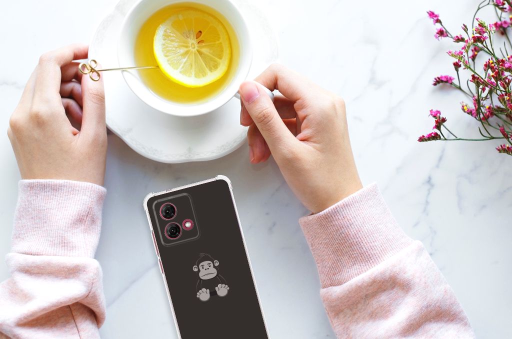 Motorola Moto G84 Stevig Bumper Hoesje Gorilla met schattig aapjesdesign 🐒 terwijl iemand thee drinkt.
