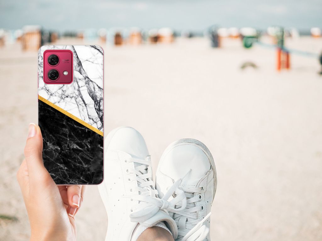 Motorola Moto G84 TPU Siliconen Hoesje Marmer Wit Zwart - Origineel Cadeau Man 📱 met zwart-wit marmerontwerp op het strand.