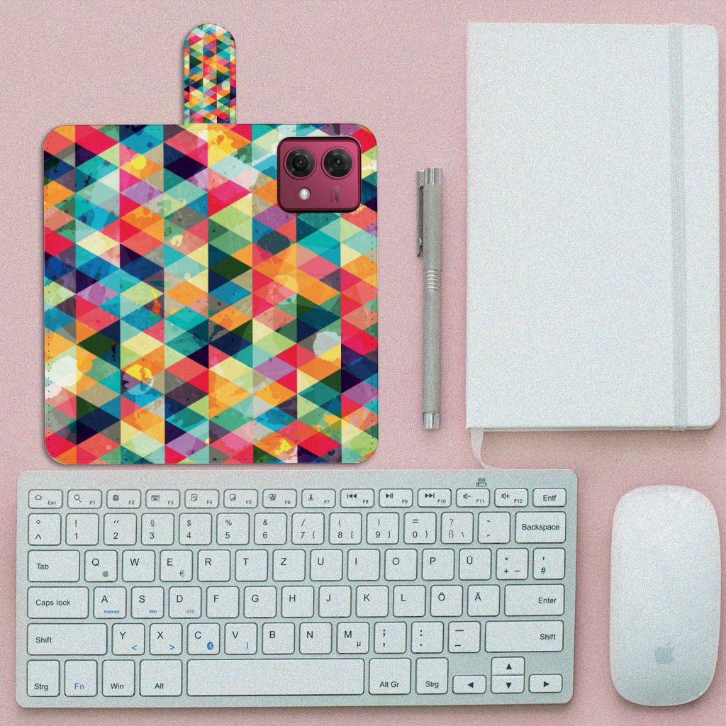 Motorola Moto G84 Telefoon Hoesje Geruit met kleurrijk geometrisch design en ruimte voor pasjes.