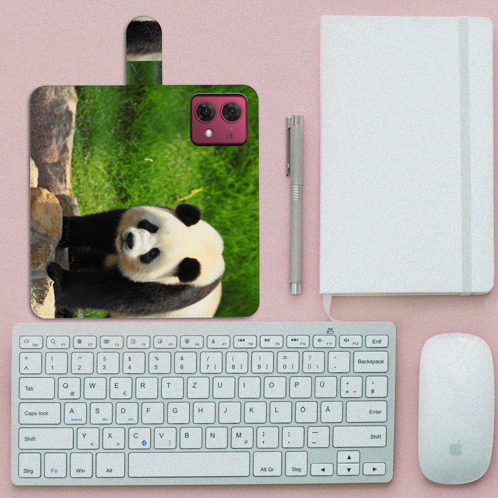 Motorola Moto G84 Telefoonhoesje met Pasjes Panda panda design voorkant