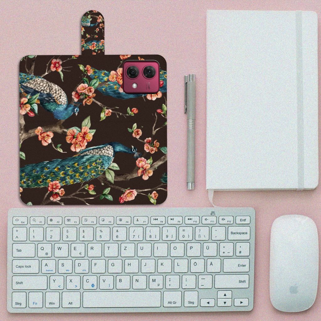 Motorola Moto G84 Telefoonhoesje met Pasjes Pauw met Bloemen op bureau met toetsenbord en notitieboek.