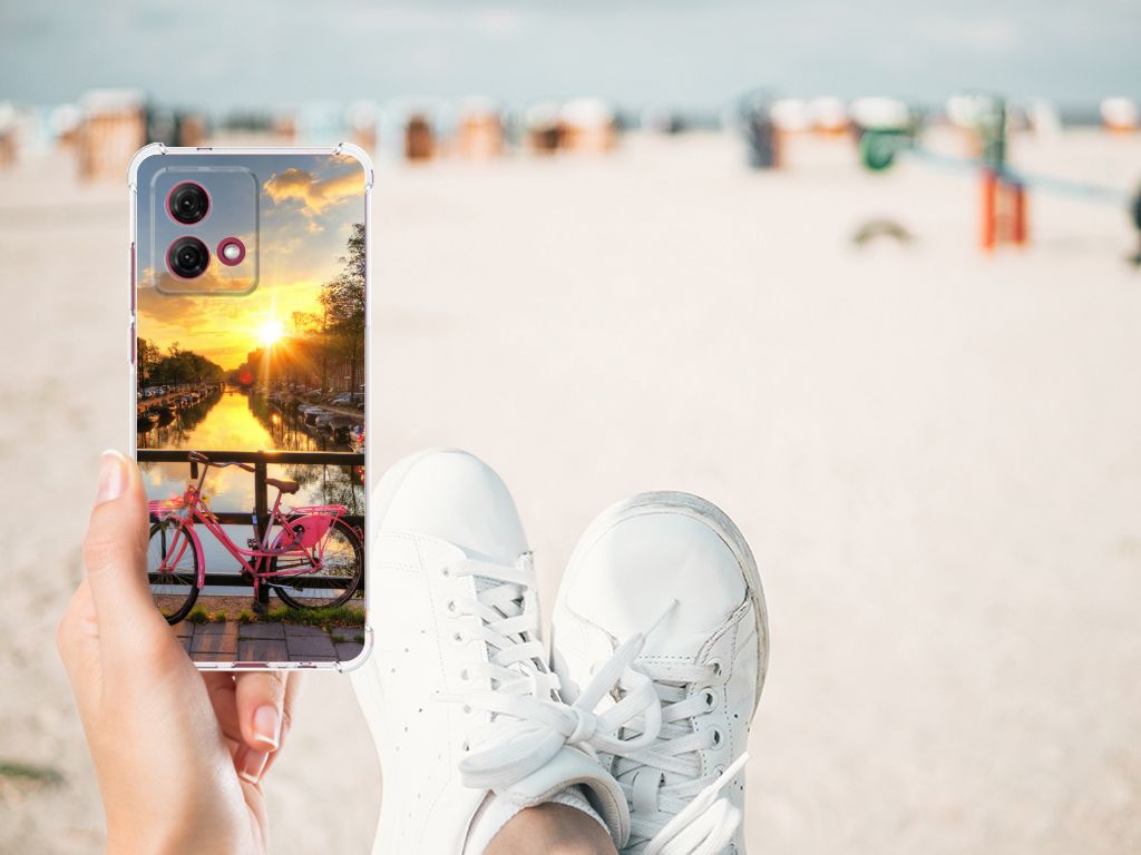 Motorola Moto G84 Telefoonhoesje met valbescherming Amsterdamse Grachten met uitzicht op fiets en zonsondergang