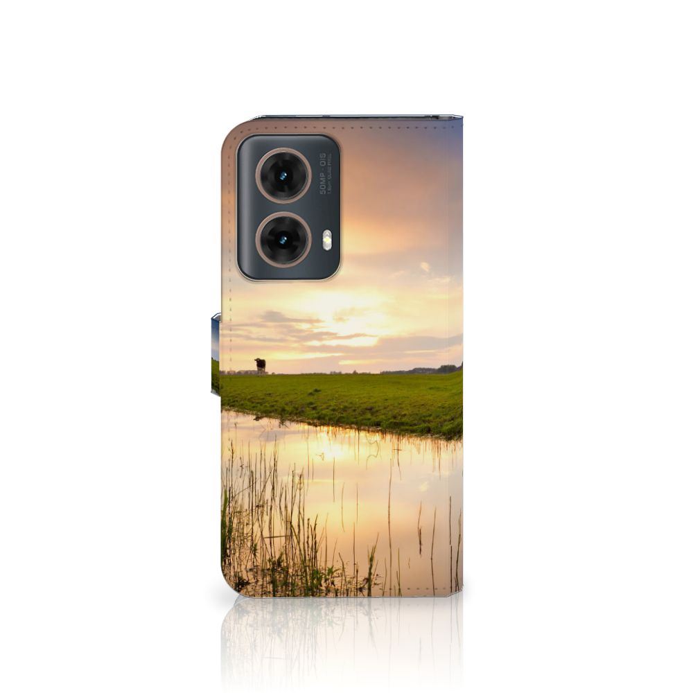 Motorola Moto G85 Telefoonhoesje met Pasjes Koe telefoonhoesje koeien landschap front