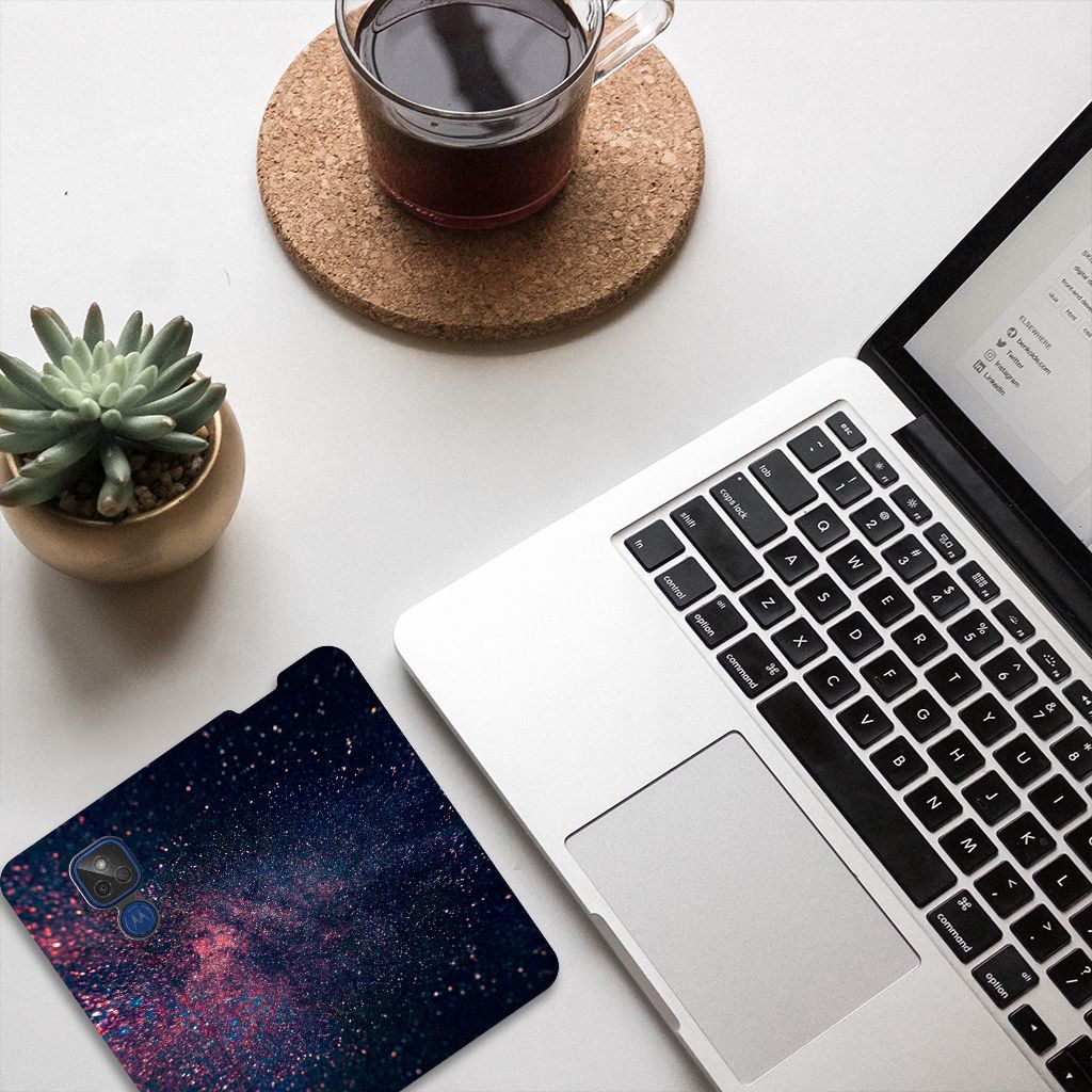 Motorola Moto G9 Play Stand Case Stars design sterren voorkant op bureau met laptop en plant