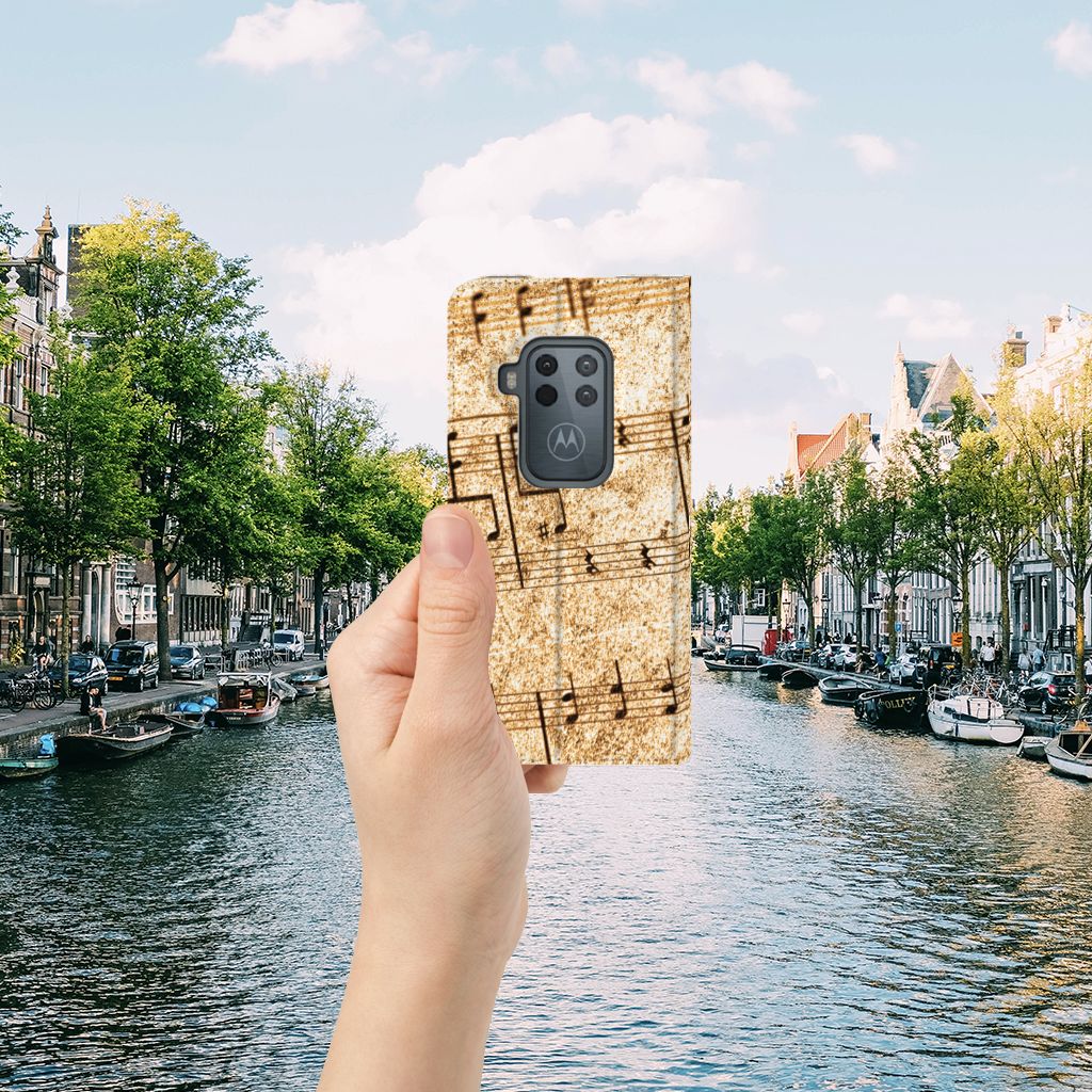 Motorola One Zoom Stand Case Bladmuziek - B2C Telecom