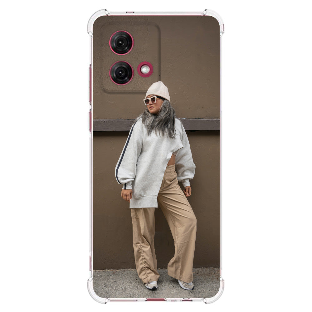 Anti-Shock Back Cover Hoesje Ontwerpen – Motorola Moto G84 met modieuze afbeelding van vrouw in urban outfit.