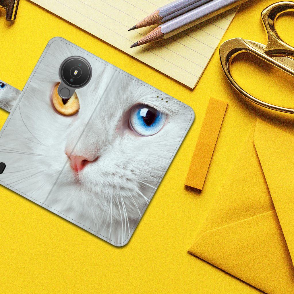 Nokia 1.4 Telefoonhoesje met Pasjes Witte Kat design witte kat aanzicht