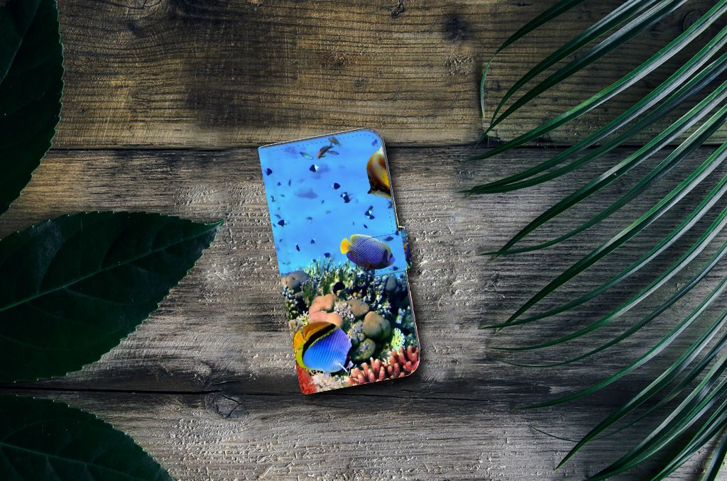 Nokia C12 Telefoonhoesje met Pasjes Vissen met kleurige tropische vissen op een houten achtergrond