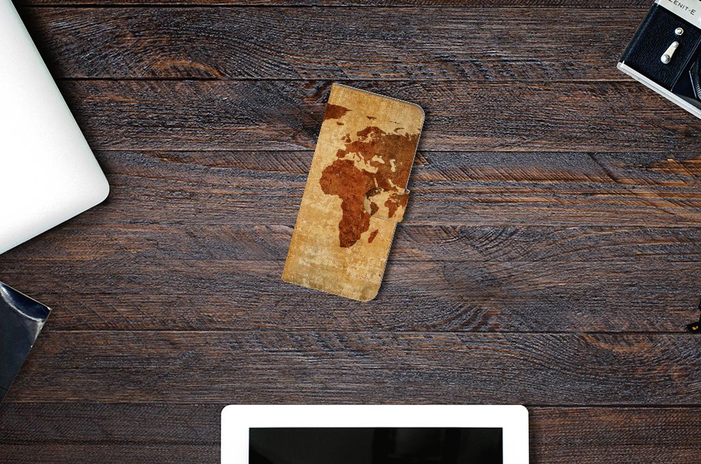 Nokia C32 Flip Cover Wereldkaart op een houten tafel, perfect cadeau voor reizigers, biedt bescherming en stijl.