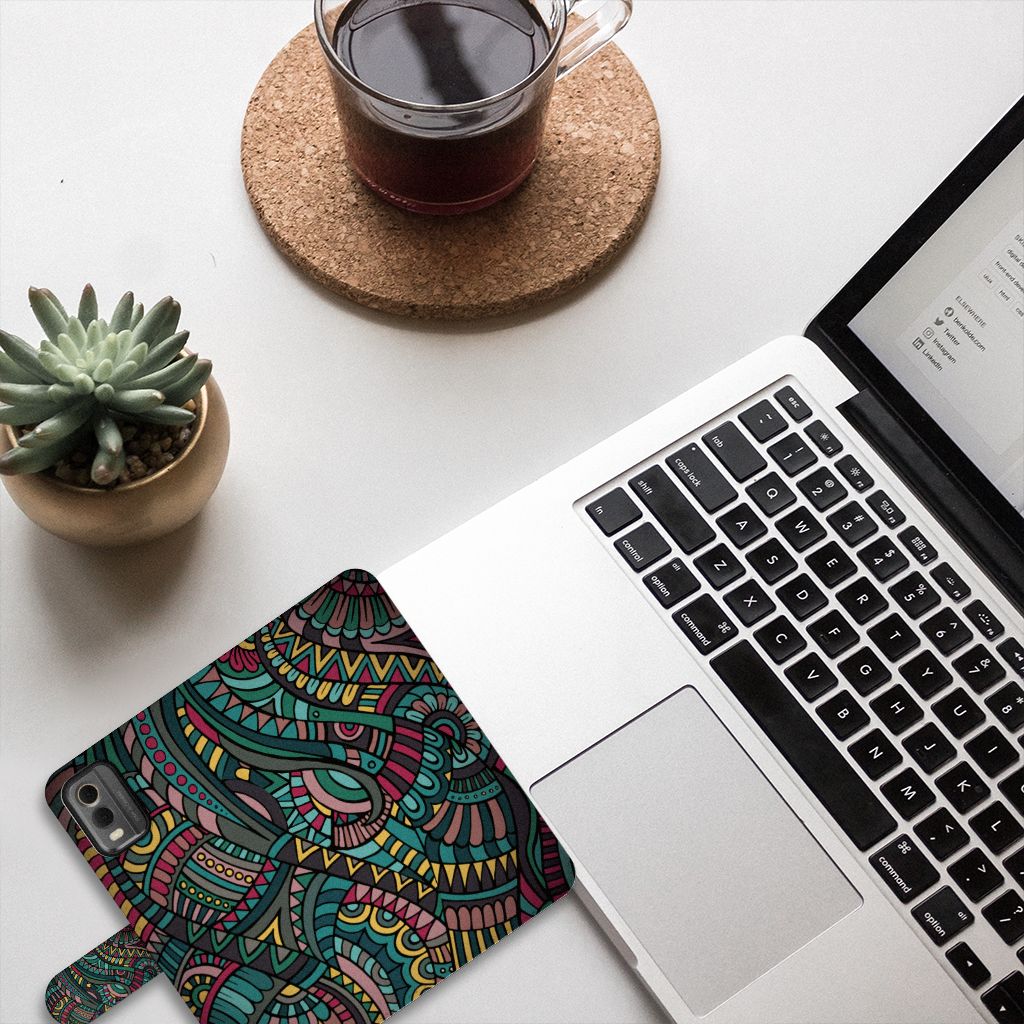 Nokia C32 Telefoon Hoesje Aztec met kleurrijk ontwerp en ruimte voor pasjes, ideaal als cadeau en duurzame bescherming.