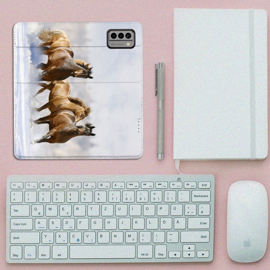Nokia G22 Hoesje maken Paarden met een design van galopperende paarden op een roze achtergrond.