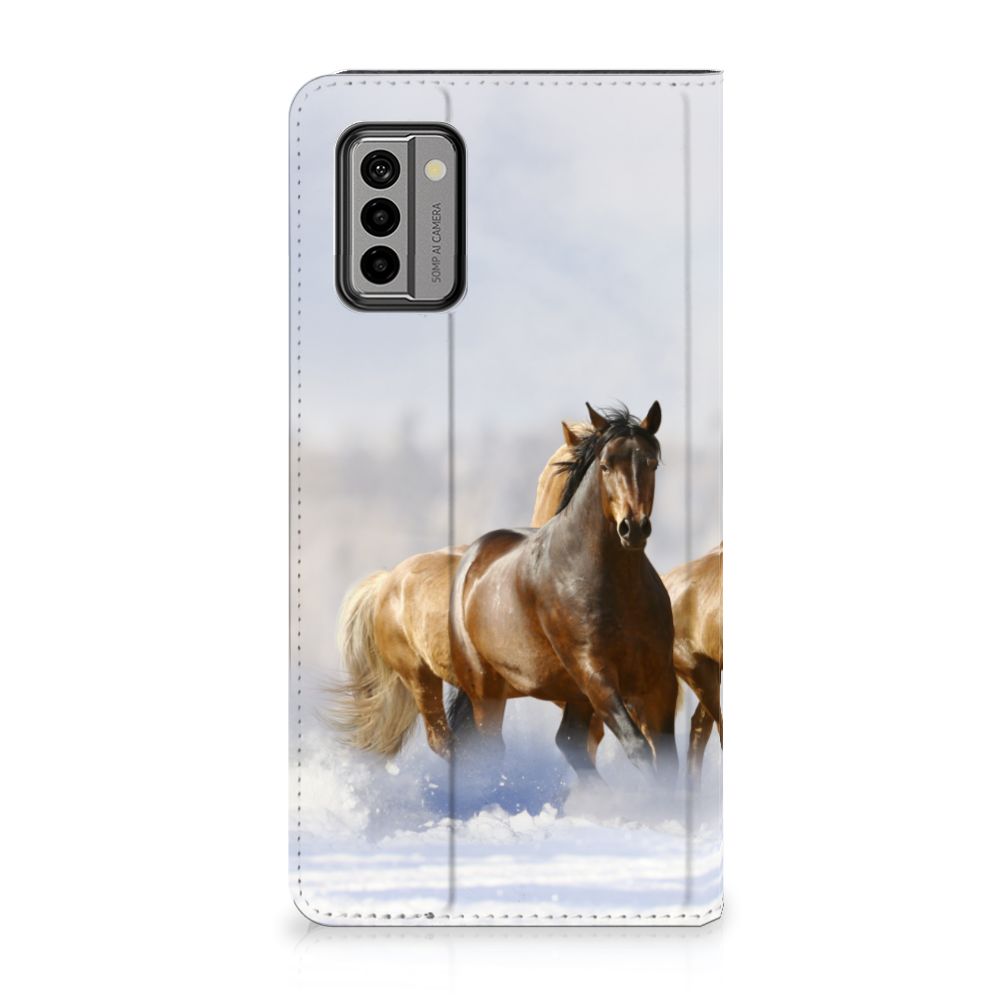 Nokia G22 Hoesje maken Paarden met afbeelding van rijdende paarden in de sneeuw.