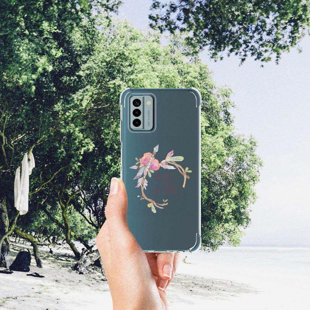 Nokia G22 Stevig Bumper Hoesje Boho Text achterkant in hand op strand