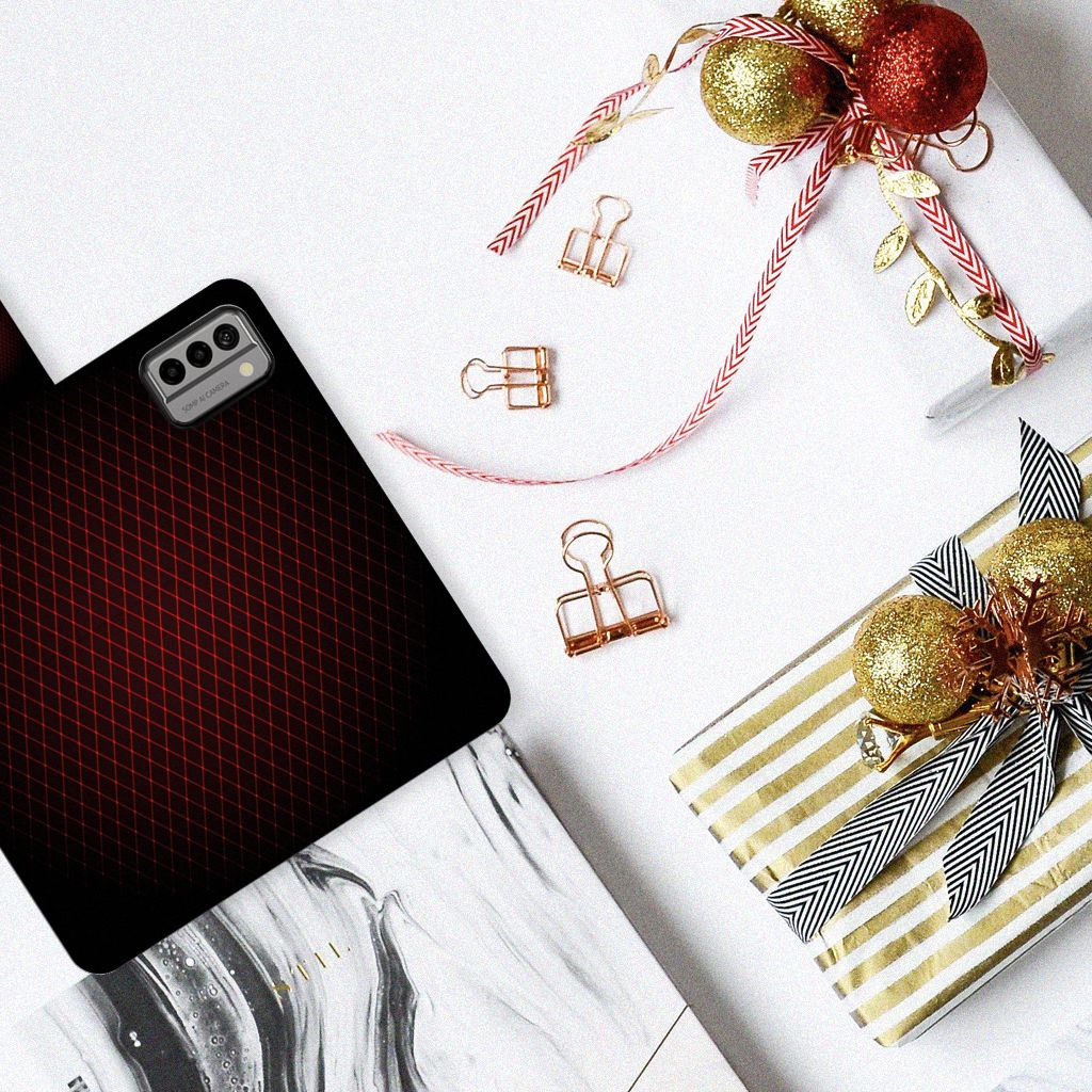 Nokia G22 Telefoon Hoesje Geruit Rood op een tafel met cadeau's en kantoormateriaal.