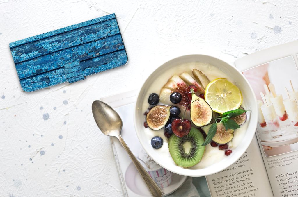 Nokia G42 Book Style Case Wood Blue boekhoesje met afgebladderd blauw hout en een kom met fruit