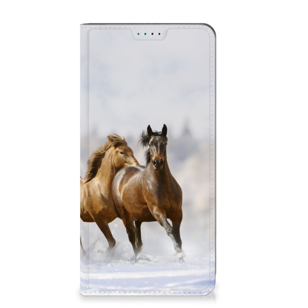 Nokia G42 Hoesje maken Paarden met afbeelding van rennende paarden in besneeuwde omgeving.