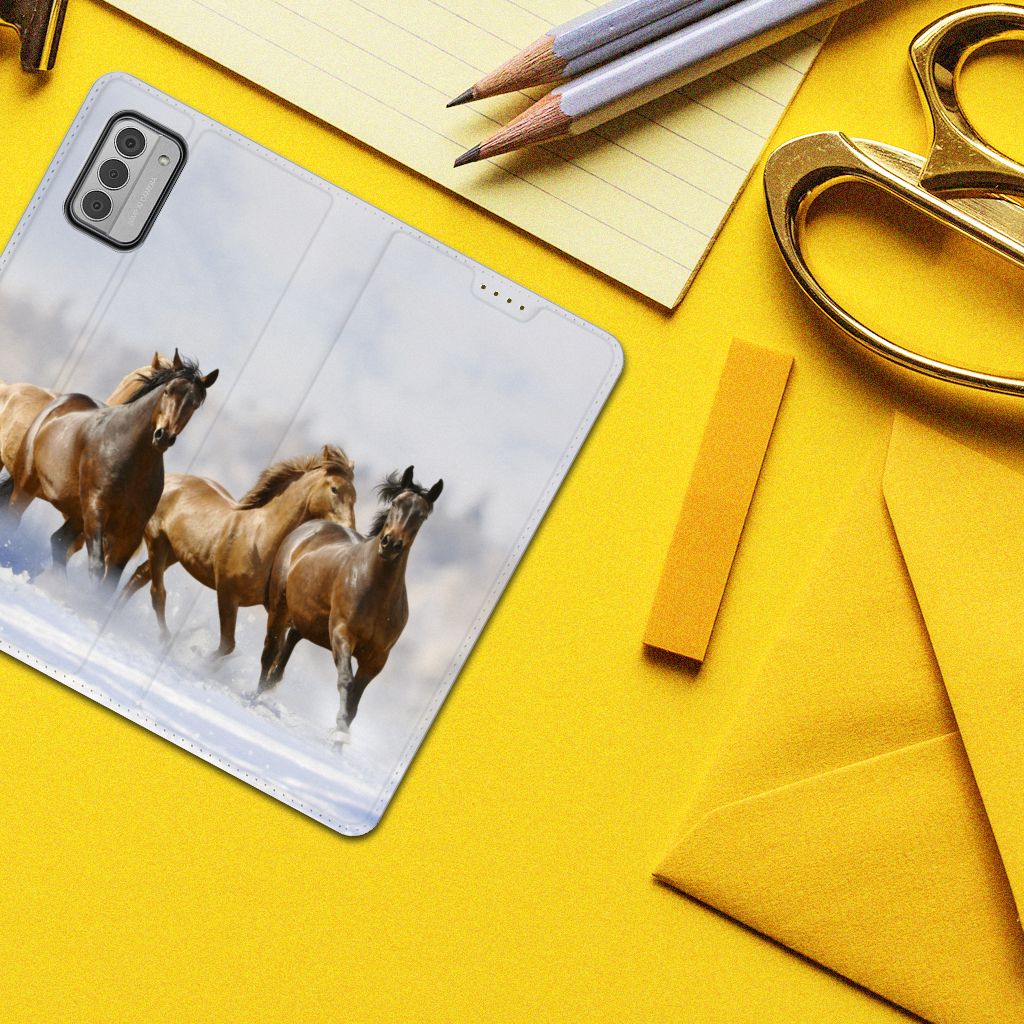 Nokia G42 Hoesje maken Paarden met print van rijdende paarden op een gele achtergrond.