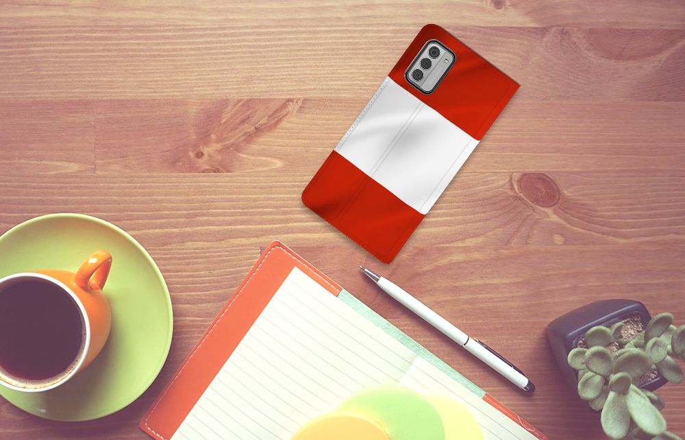 Nokia G42 Standcase Oostenrijk op bureau met koffie en notitieboek, symboliseert cadeau, gebruiksgemak en bescherming.