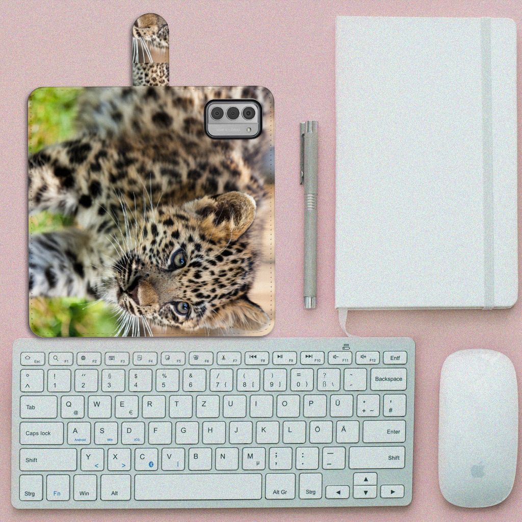Nokia G42 Telefoonhoesje met Pasjes Baby Luipaard luipaard welpje design aanzicht