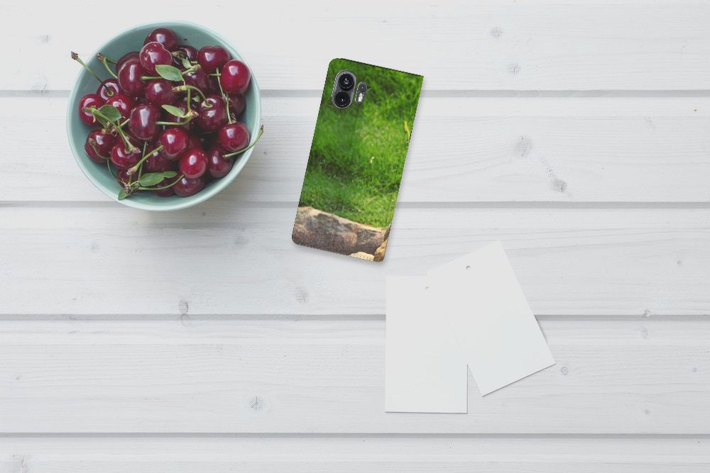 Nothing Phone (2) Hoesje maken Panda design met groene achtergrond en smartphone op houten tafel