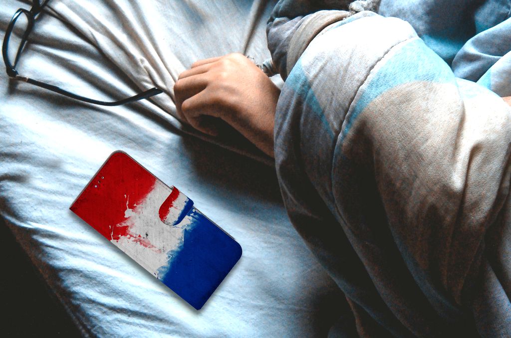 OPPO A16/A16s/A54s Bookstyle Case Nederland met Nederlandse vlag op bed met een persoon.
