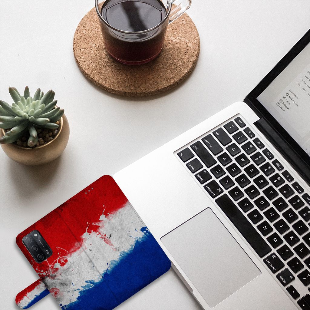 OPPO A16/A16s/A54s Bookstyle Case Nederland met Nederlandse vlag op bureau met laptop en planten