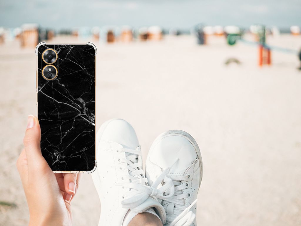OPPO A17 Anti-Shock Hoesje Marmer Zwart hand met telefoon strand