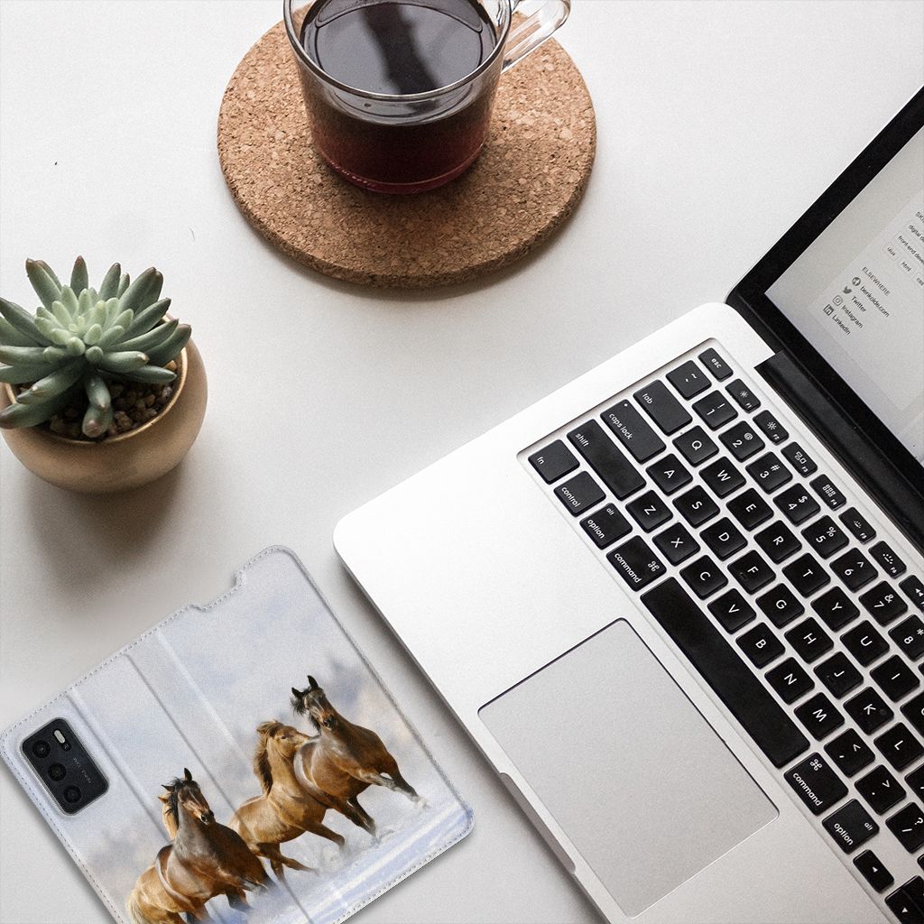 OPPO A54s | A16 | A16s Hoesje maken Paarden naast een laptop met een kopje koffie en een plant.