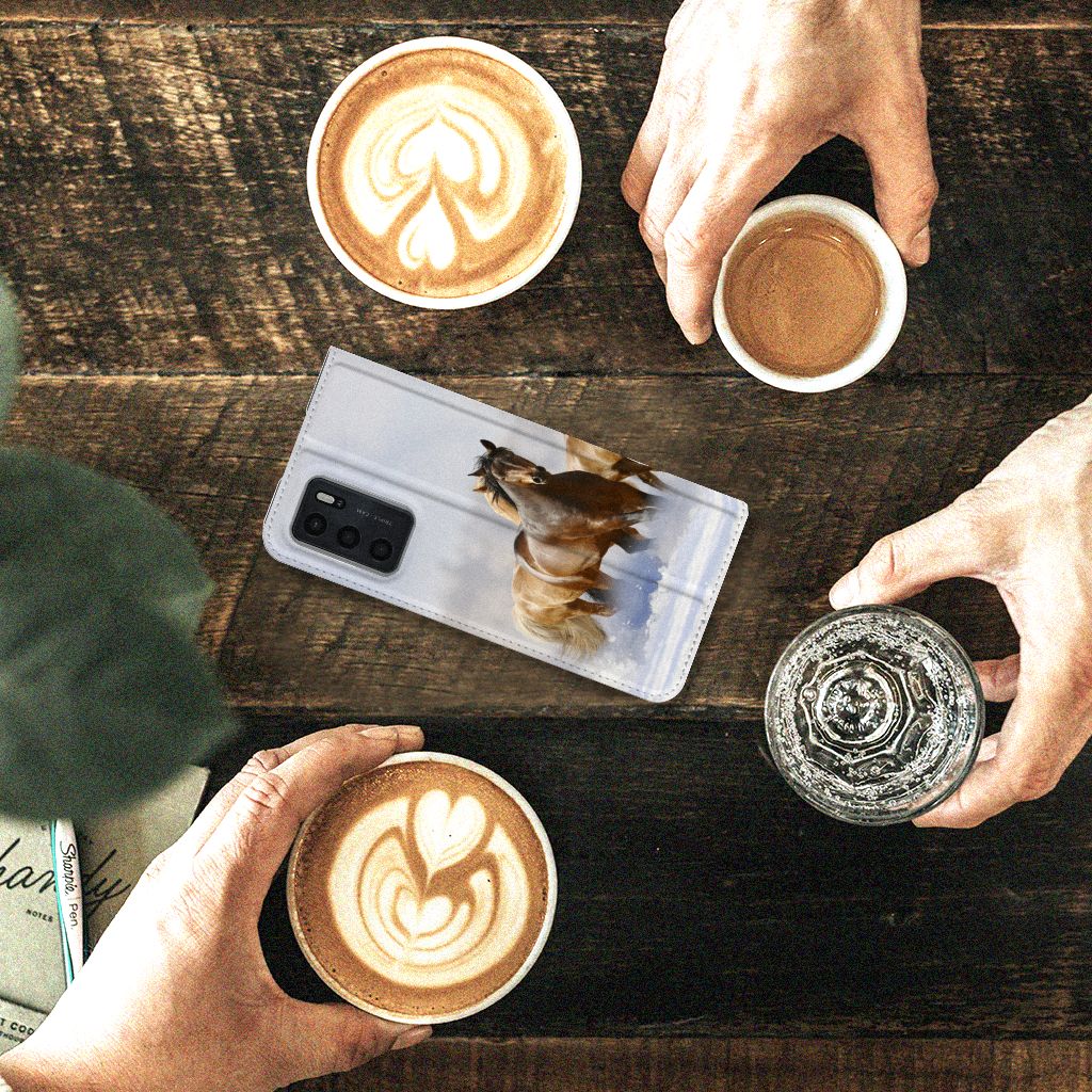 OPPO A54s | A16 | A16s Hoesje maken Paarden met paardprint, naast koffiekopjes op een houten tafel.