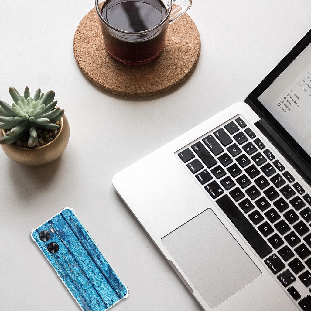 OPPO A57 | A57s | A77 4G Stevig Telefoonhoesje Wood Blue op bureau met laptop en koffie