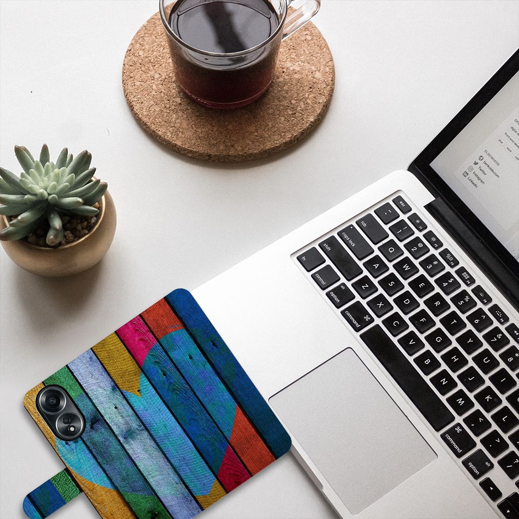 OPPO A58 4G Book Style Case Wood Heart - Cadeau voor je Vriend met kleurrijk hartdesign op een bureau