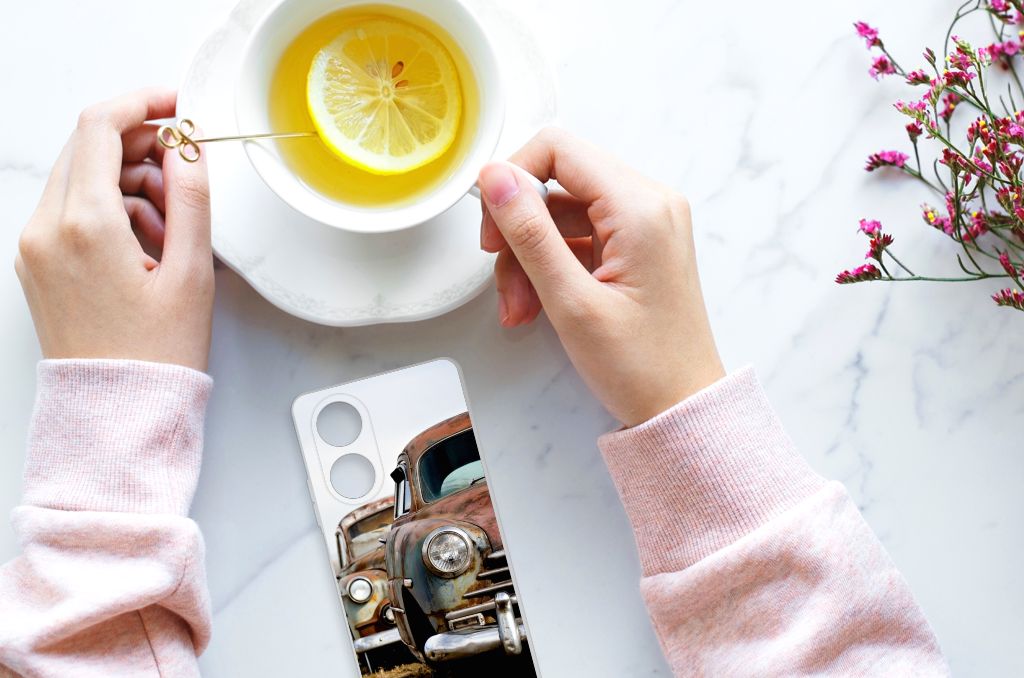 OPPO A58 4G Siliconen Hoesje met foto Vintage Auto hoesje vintage auto met hand en thee