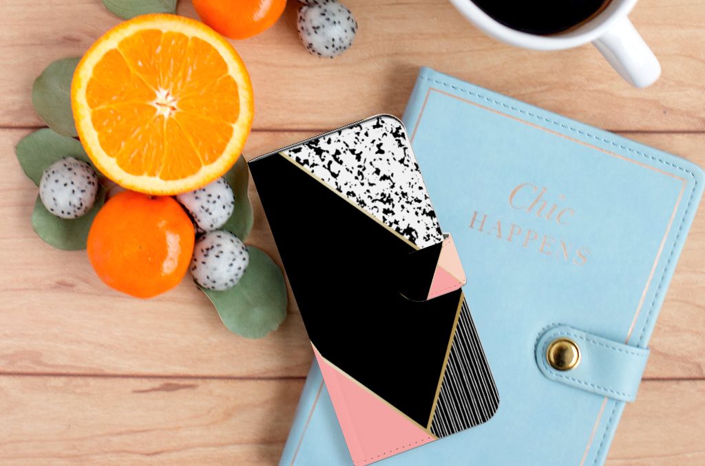 OPPO A78 5G | A58 5G Book Case Zwart Roze Vormen op een houten tafel met fruit en een notitieboek.