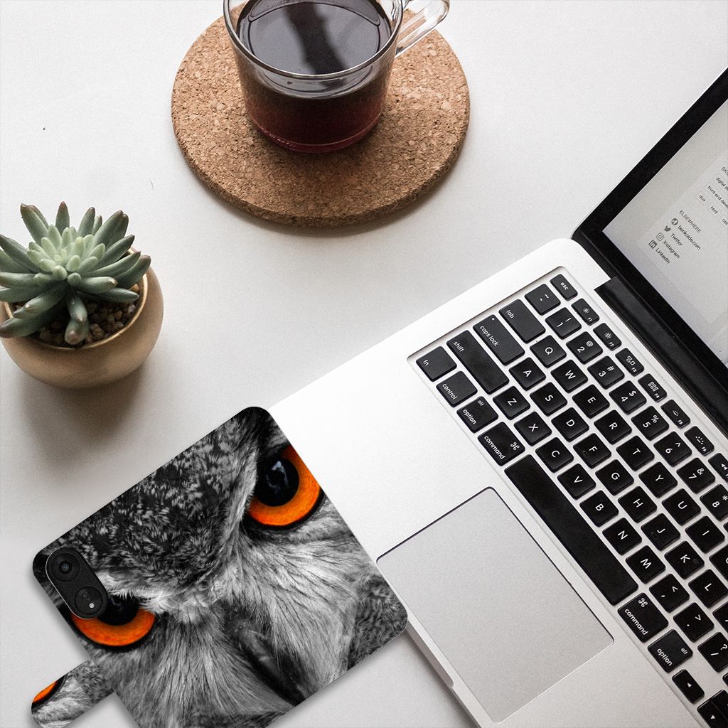 OPPO A78 5G | A58 5G Telefoonhoesje met Pasjes Uil detail met laptop en plant.