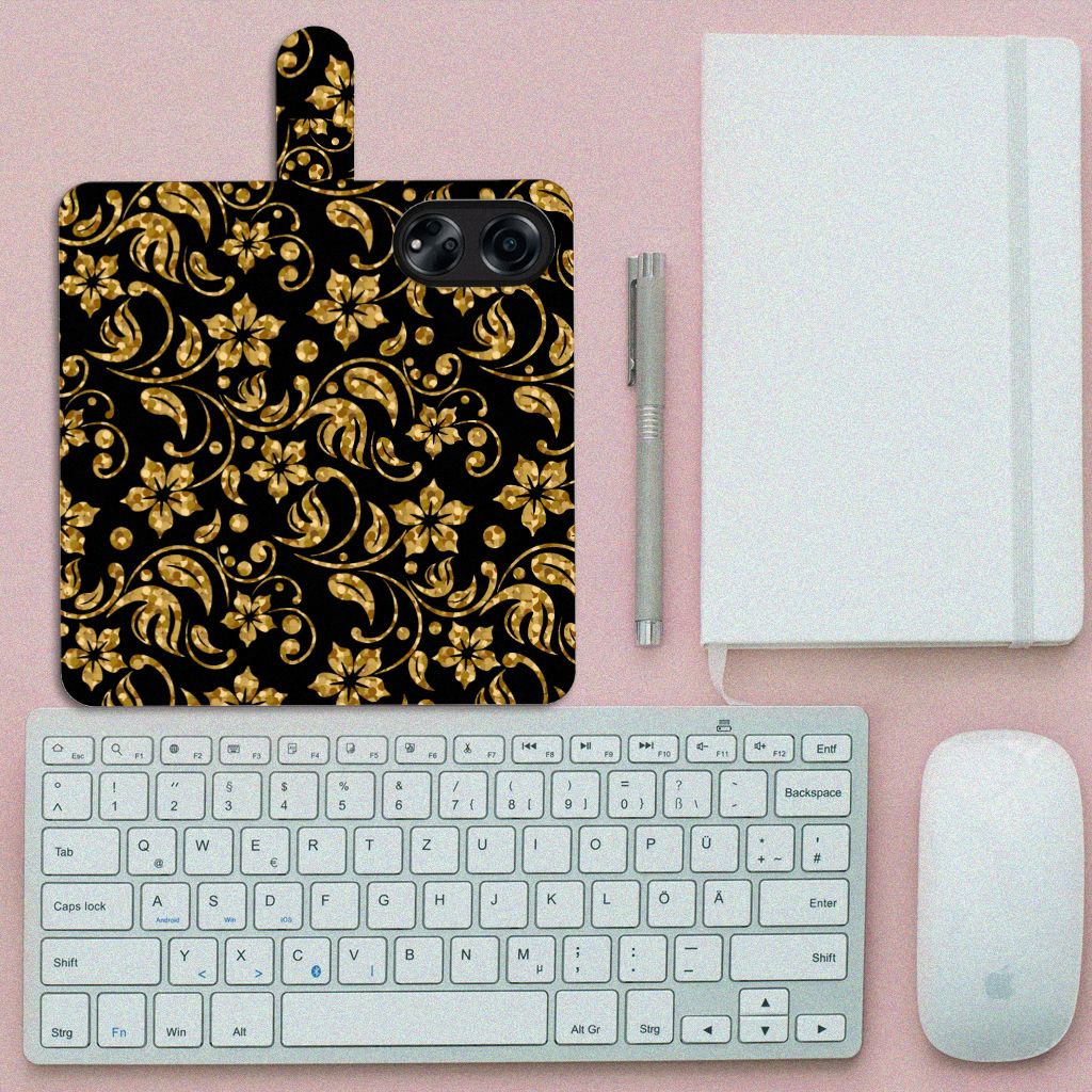 OPPO A98 5G Hoesje Gouden Bloemen met mooi zwart-gouden bloemdessin op bureau met toetsenbord en notitieboek
