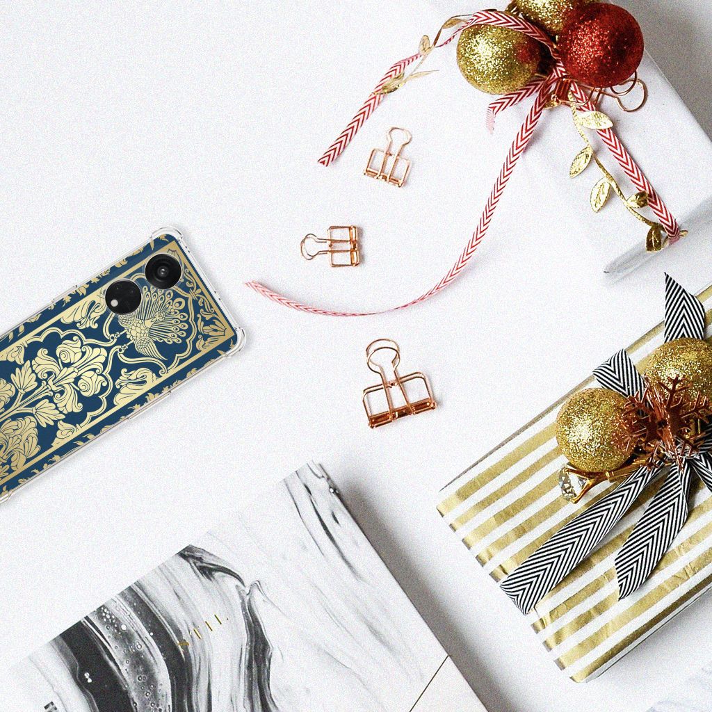 OPPO A98 Case Beige Flowers bovenaanzicht met kerstversiering en geschenken